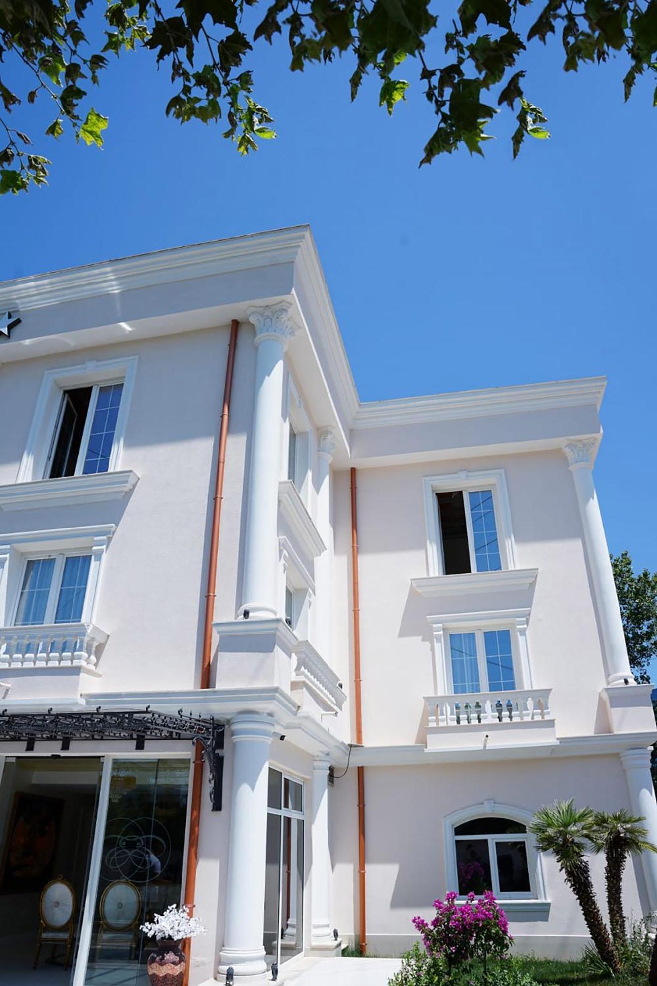 Eiffel Hotel
