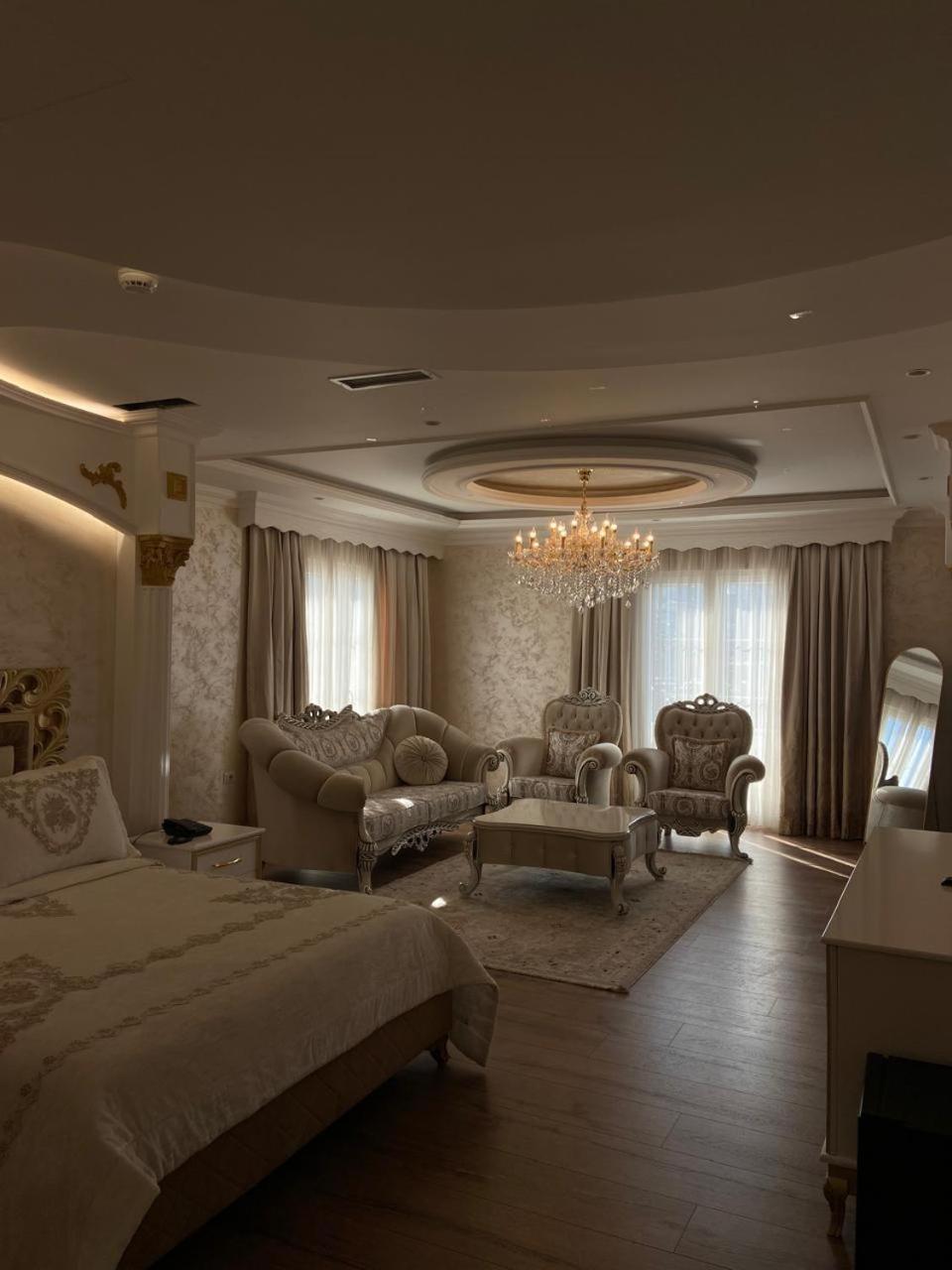 Eiffel Hotel Yrsheku